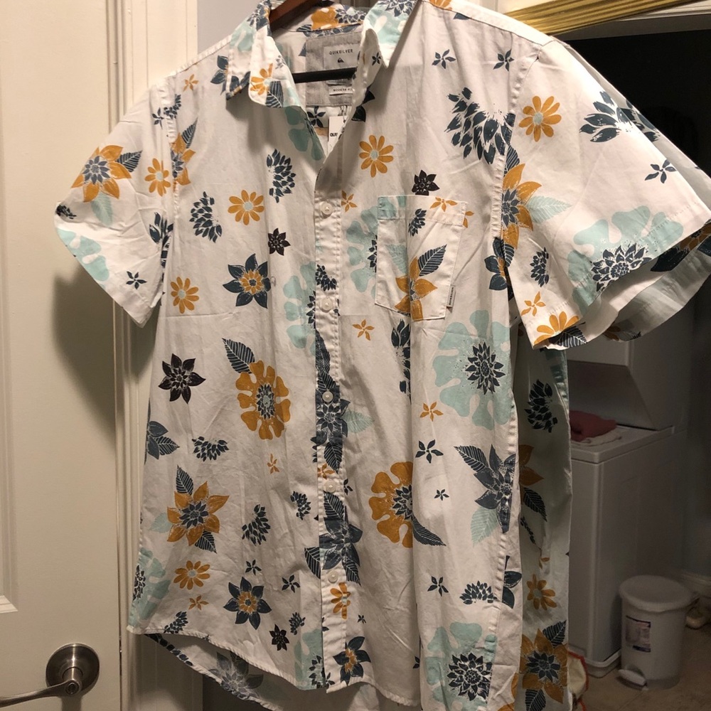 NWT Mens Quiksilver Floral Button Up Shirt!